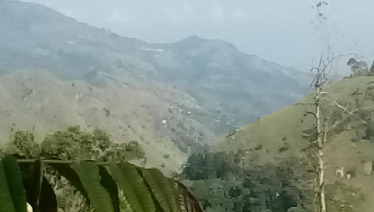 Apurvi Homestay Ella Esterno foto